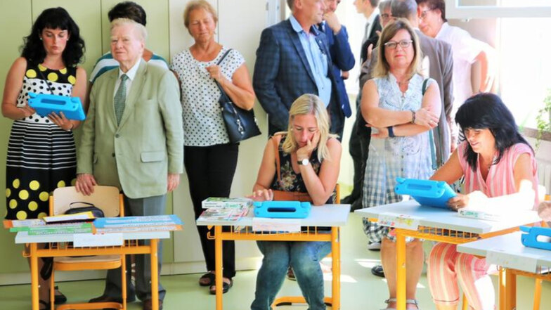 Wo sonst Schulkinder sitzen, nahmen am Freitag lauter Erwachsene Platz. Sie waren Gäste der offiziellen Eröffnung der Freien Keulenbergschule in Großnaundorf, darunter Botschafter a. D. Dietrich Lincke (l.)