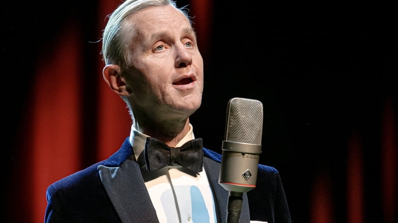 Max Raabe singt mit Charme und in Frack.