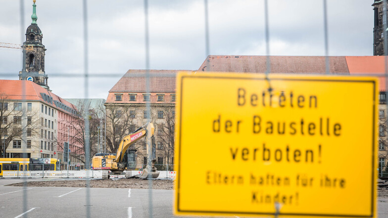 Auf dem Ferdinandplatz im Dresdner Zentrum entsteht bis 2025 ein neues Verwaltungszentrum. Die Sicherheitsvorkehrungen sind auf dieser Baustelle besonders hoch.