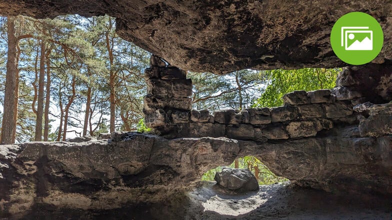 Etwa 20 Meter tief und knapp 15 Meter breit. Die Lichterhöhle am Kleinhennersdorfer Stein gehört zu den größten Höhlen in der Sächsischen Schweiz - und ist immer noch ein Geheimtipp.