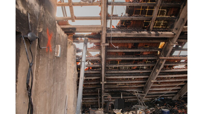 Februar 2022: Durch ein Feuer wurde unter anderem das Dach in der Robert-Koch-Straße 15 in Großenhain komplett zerstört. Im Januar beginnt nun ein Prozess gegen den mutmaßlichen Feuerteufel.