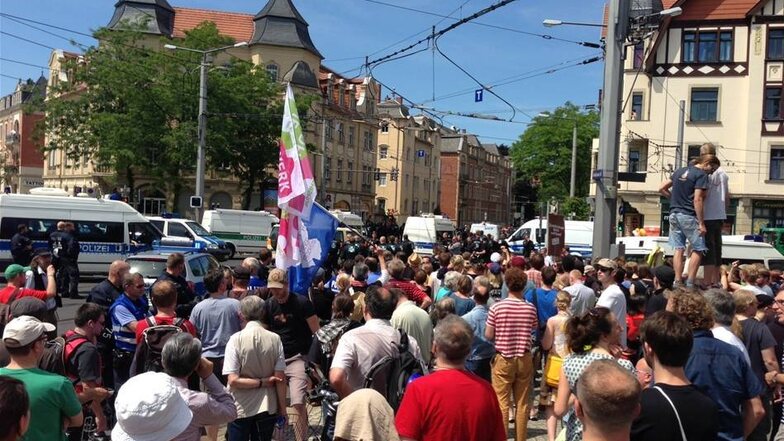 Gegendemonstranten erwarten am Trachenberger Platz den Zug der Nazis.