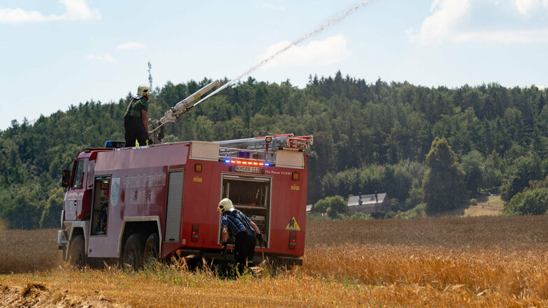 Feuerwehreinsatz am Dienstagmittag in Steina: Ein Feld war aus ungeklärter Ursache in Brand geraten.