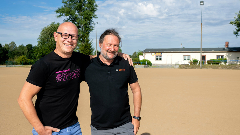 Torsten Lehmann (l.) und Jürgen König sind Mitglieder im Vorstand des SV Schmölln. Seit vergangenem Jahr powern sie, damit ihr Ort einen Rasenplatz bekommt.