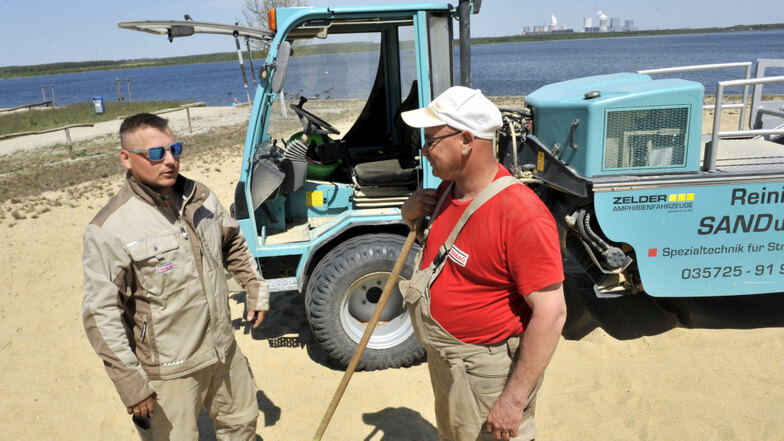 Benjamin Lippitsch und Mario Spreye von der Strabag Umwelttechnik Ökologischer Gewässerdienst Chemnitz (mit Sitz in Hoyerswerda) reinigen die Strände am Bärwalder See. Dabei werden Verunreinigungen aus dem Sand gefiltert und dieser fein gesiebt wieder