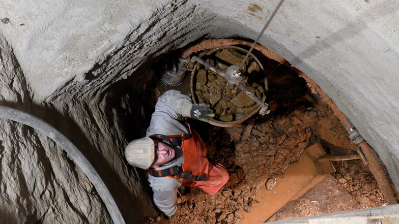 Thomas Witzke, Mitarbeiter der Bergsicherung Freital arbeitet sich in rund acht Meter Tiefe in den alten Schacht in Niederpöbel vor.