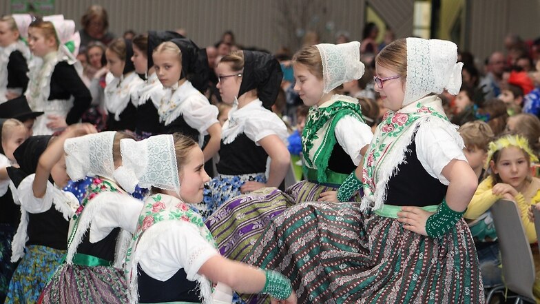 Die Viertklässler aus der Wittichenauer Krabat-Grundschule dürfen alljährlich den sorbischen Brauch der Vogelhochzeit mit einem großen Fest ausleben, seit zwei Jahren sogar mit richtigen Hoyerswerdaer und katholischen Trachten.
