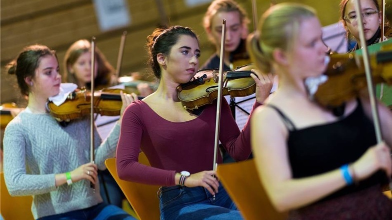 Die 15-jährige Loretta Bölk (M) und weitere Mitglieder des Landesjugendorchesters Sachsen proben in der Turnhalle der Dresden International School in Dresden.
