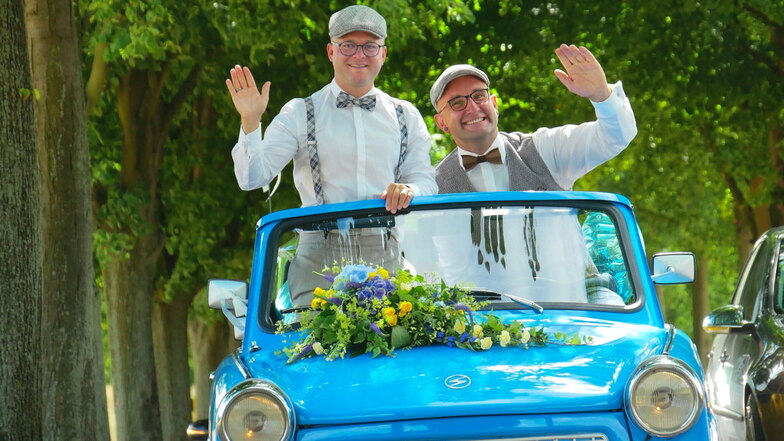 Zur Trauung ins Ottendorfer Standesamt fuhren Willi (links) und Manuel Schuster in ihrem blauen Trabi-Cabrio.
