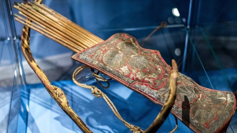 Auch die Kampfausrüstung eines persischen Kriegers mit Köcher und Bogen wird den Besuchern gezeigt.