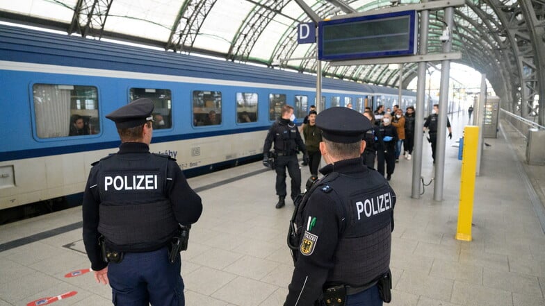 Polizisten der Bundespolizei warten am Dresdner Hauptbahnhof auf Flüchtlinge.