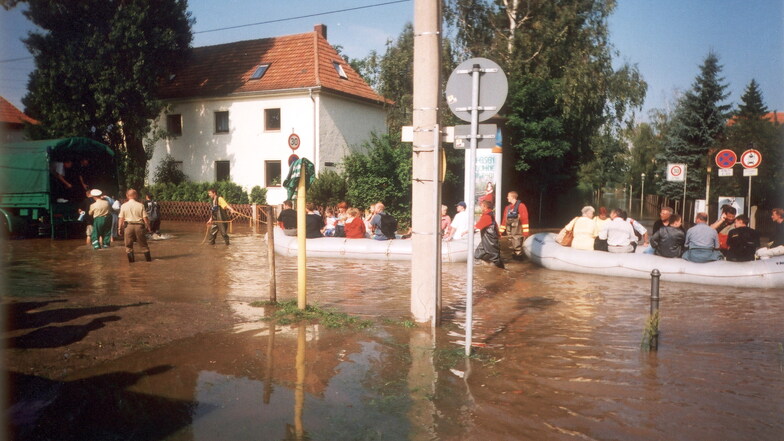 Am 16. August 2002 wurden Laubegaster mit Schlauchbooten und Schwimmpanzern von ihrer "Insel" evakuiert. Der Stadtteil war vom Wasser komplett umschlossen.