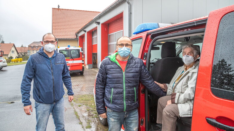 Mit den Transportern der Feuerwehr und der Sportgemeinschaft fuhren Dirk Naumburger (li.) und Torsten Roschk (re.) Rentner wie Hildegard Rämsch (im Auto) zum Impfen.