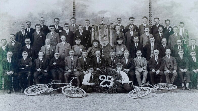 Das Foto stammt aus dem Jahr 1925 und zeigt die Radsporter von Concordia Deutschbaselitz.