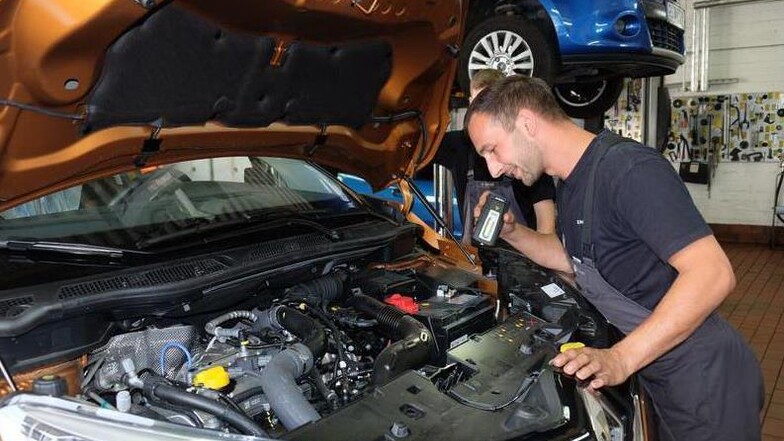 Der Beruf des Kraftfahrzeugmechatronikers ist bei Azubis im Kreis Bautzen beliebt. Neun Ausbildungsverträge wurden dafür kürzlich unterschrieben. Viele Handwerksbetriebe suchen noch Nachwuchs.