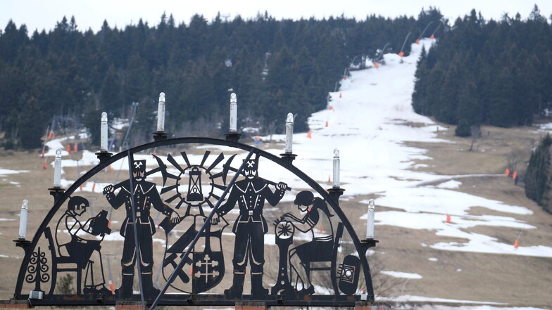 Die Skisaison ist in Sachsen wegen der milden Temperaturen und des vielen Regens vorerst vorbei.