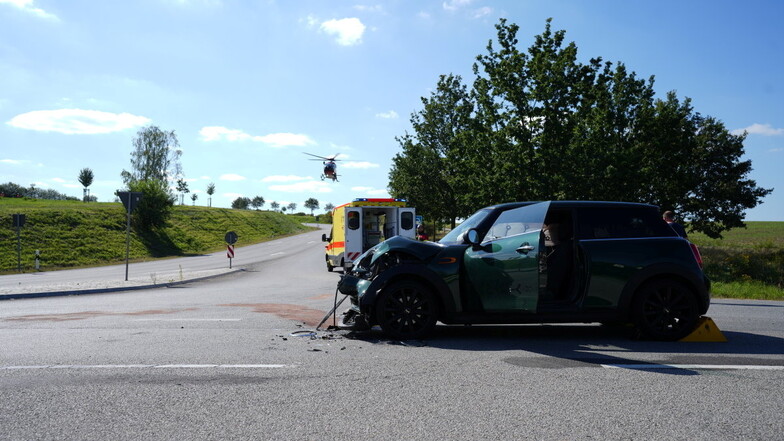 Der stark beschädigte Mini nach dem Unfall an der Auffahrt zur B178 in Löbau.