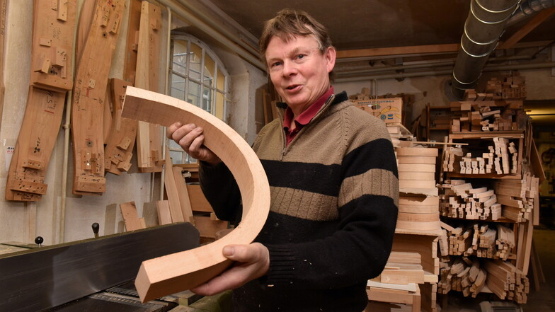 Runde Sache: Wolfgang Böhme, Stuhlbauer in der Firma Reuter, mit einem gebogenen Stück Buchenholz für die Sitzmöbelproduktion.
