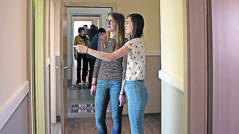 Marleen Wetzig und Theresia Hankowiak stehen im Flur, der deutlich größer ist als in anderen Wohnungen dieses Typs. Die beiden Zwölftklässlerinnen haben mit ihren Mitschülern Ideen für solche Wohnungen entwickelt.