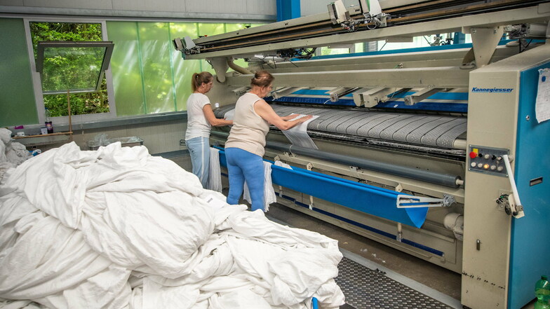 Von solchen Wäschebergen können die Mitarbeiter des Roßweiner Betriebsteils des Textil-Service Chemnitz derzeit nur träumen. Wegen Corona stehen die Maschinen still.