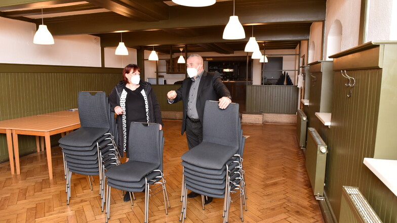 OB Kerstin Körner und Landrat Michael Geisler besichtigen die leerstehende Gaststätte im Kulturzentrum Parksäle, wo der neue Impfstützpunkt eingerichtet wird.