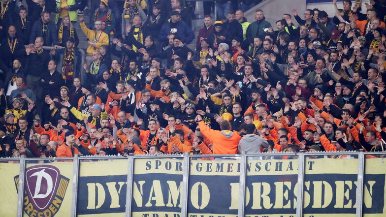 Mehr als 4.000 Dynamo-Fans unterstützten die Mannschaft auf Schalke – die allermeisten friedlich.