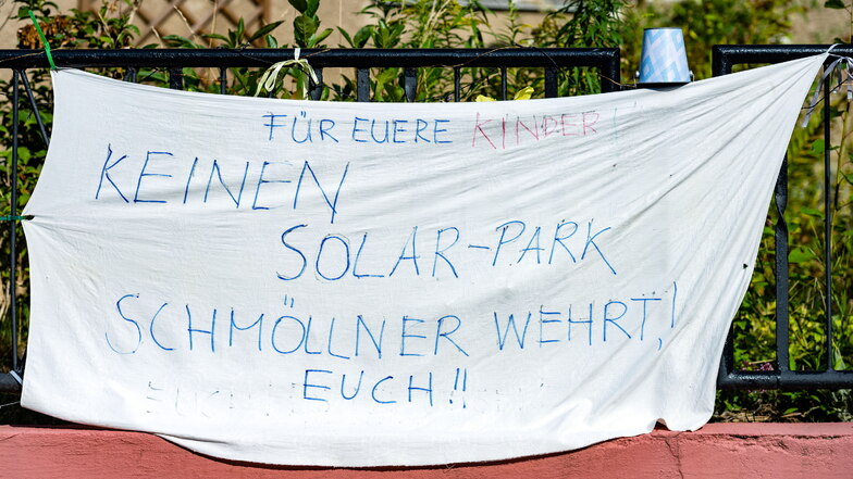 Dieses Plakat hängt an einem Zaun in Schmölln-Putzkau. Auch eine Unterschriften-Aktion gegen den geplanten Solarpark gibt es.