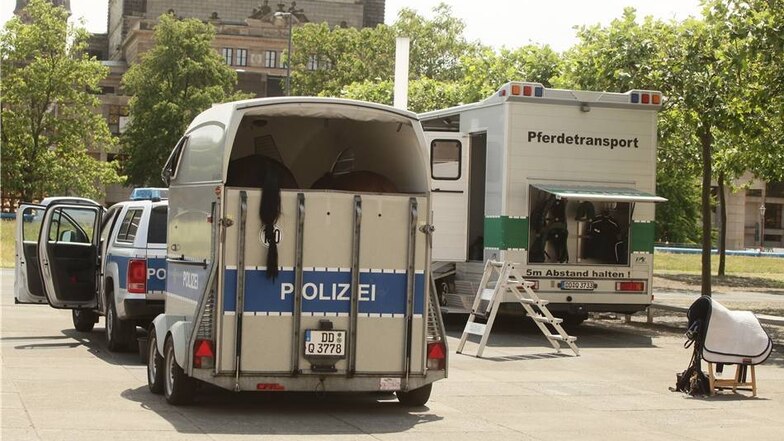 In Dresden sind zudem mehrere Hundert Polizeikräfte im Einsatz.