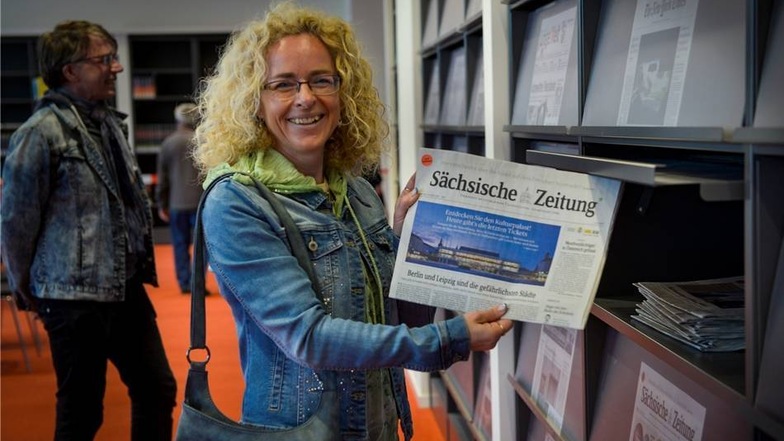 Auch Gabriele Schobert ist dabei. Sie freut sich über das breite Zeitungs- und Magazinangebot der Bibliothek.