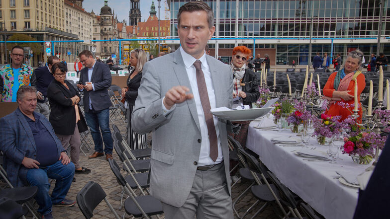 Sachsens Wirtschaftsminister Martin Dulig (SPD) bei einer Aktion von Gastronomen auf dem Dresdner Altmarkt.