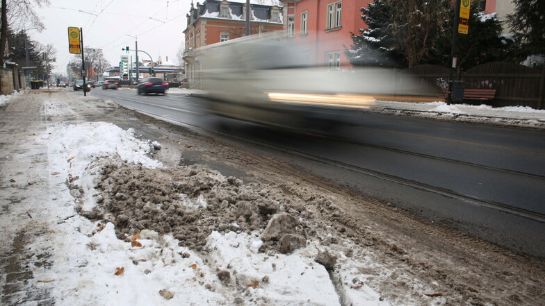 Es ist ein seltener Anblick, der gefühlt von Winter zu Winter weniger wird: Schnee in Radebeul. Radfahrer ärgern sich über den dreckigen Matsch auf dem Radschutzstreifen an der Meißner Straße.