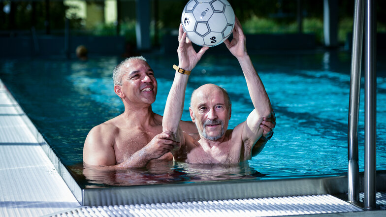 Zwei Stunden Spaß in der Woche: In der Schwimmhalle in Bühlau macht Luis Lay aus Bernhard Ludwig noch einen Wasserballer. Fotos: