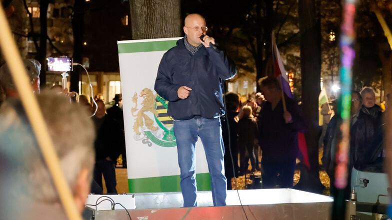 Der rechtsextreme brandenburgische Landtagsabgeordnete Andreas Kalbitz sprach am Montagabend auf einer "Freien Sachsen"-Demo in Chemnitz.