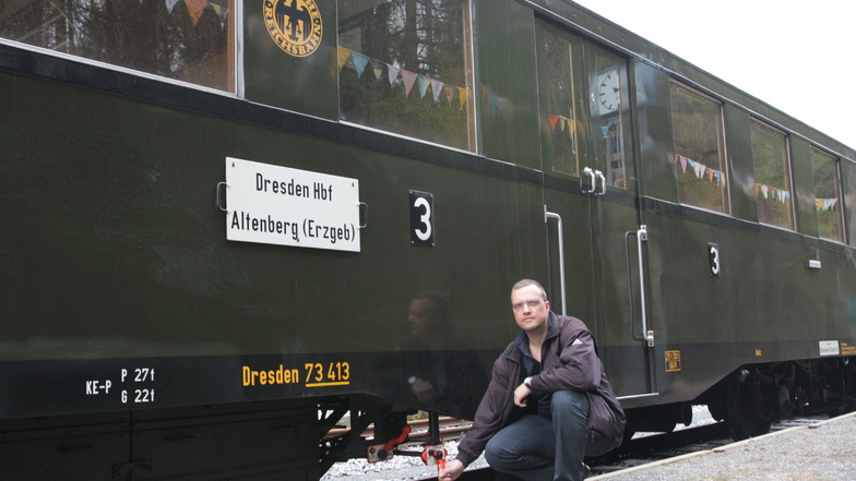 Jörg Köhler an dem Altenberger Wagen, den der Förderverein für die Müglitztalbahn e.V 2000 ankaufen konnte.