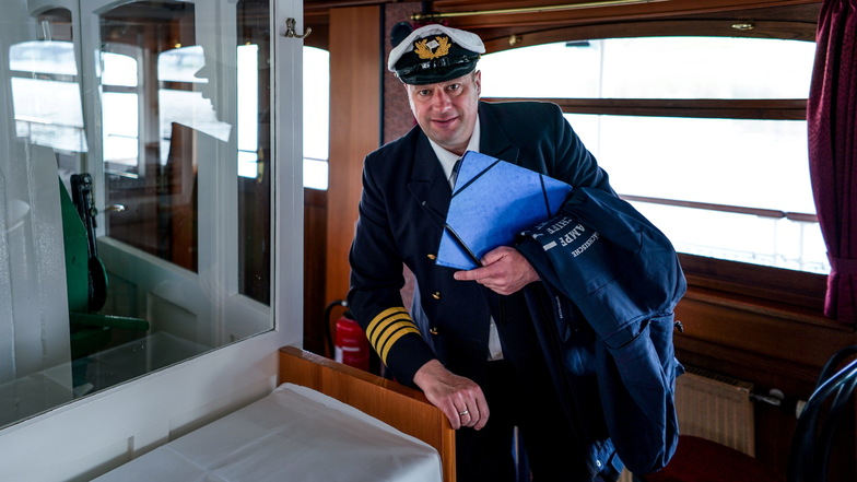 Jochen Haubold ist der nautische Leiter der Sächsischen Dampfschifffahrt. Er dirigiert das Ballett der Dampfer zur Flottenparade.