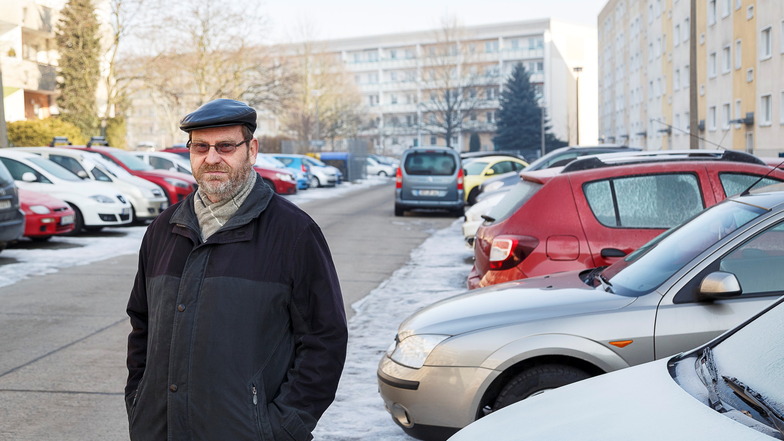 Am Ostring in Königshufen ist alles zugeparkt: Anwohner Gerhard Heinig ärgert sich über die Situation. Nun soll es auch hier einen Verkehrsversuch geben.