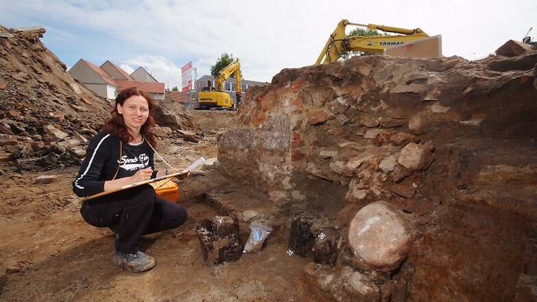 Im Sommer 2014 war Archäologin Anja Kaltofen mit Dokumentationen im Bereich des „Goldenen Stern“ beschäftigt. Als man hier 1836 das Hotel baute, bezog man einen Teil der Mauer des Schlosshofes in die Hinterhofbebauung ein.