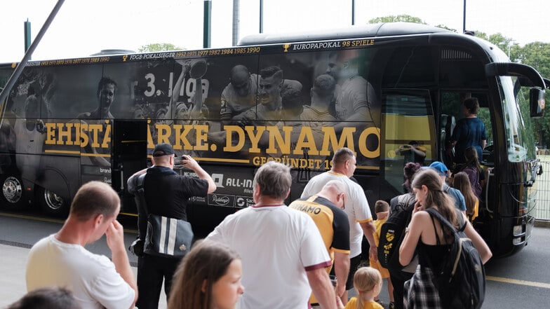 Der Mannschaftsbus von Dynamo Dresden: Auf zum nächsten Spiel!