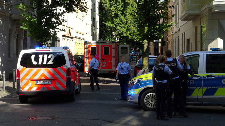 Polizeibeamte sichern einen Einsatzort in Dortmund. Ein 16-Jähriger ist durch mehrere Schüsse von Polizisten tödlich verletzt worden.