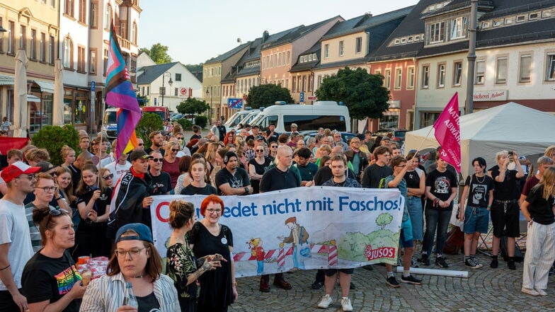 Nach Angaben der Polizei haben sich am Montagabend etwa 130 Leute auf dem Waldheimer Markt versammelt, um lautstark den Auftritt von AfD-Mann Maximilian Krah zu stören.