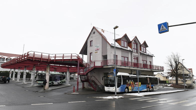 Tristesse am Dippser Busbahnhof: Die Stadt will einen neuen bauen. Offen ist, ob das Gebäude bestehen bleibt.