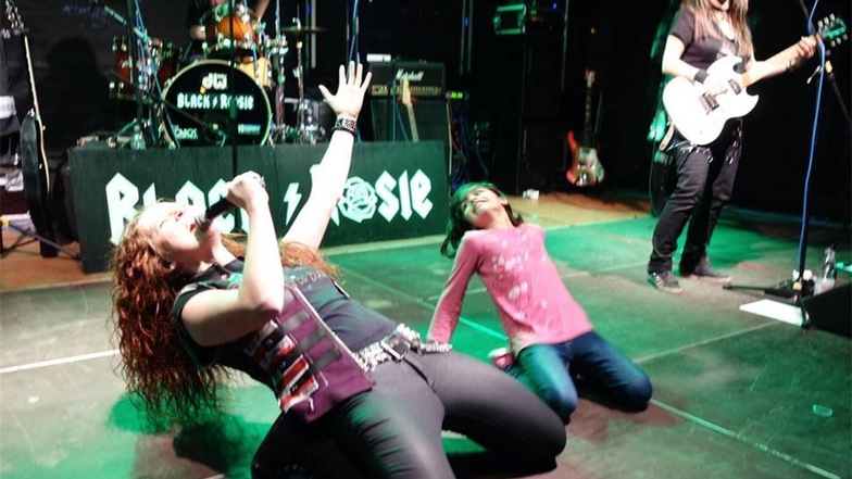Die Mädels der AC/DC Coverband „Black Rosie“ haben sich ein irakisches Mädchen auf die Bühne geholt.