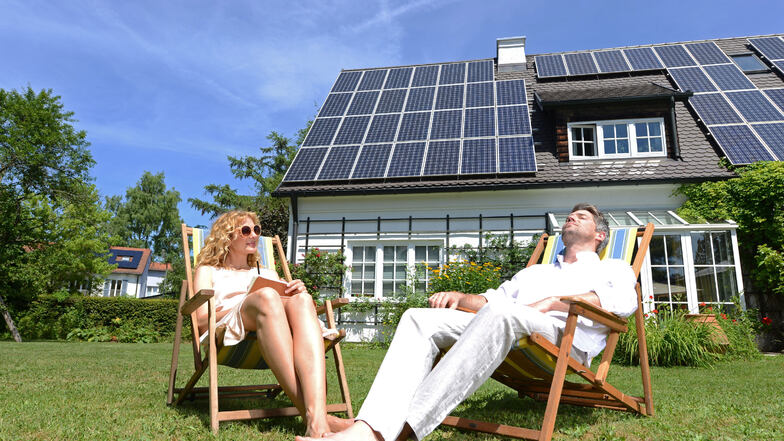 Die Solaranlage auf dem Dach speichert Sonnenenergie. Den daraus gewonnenen Strom kann man zu jeder Jahreszeit nutzen.