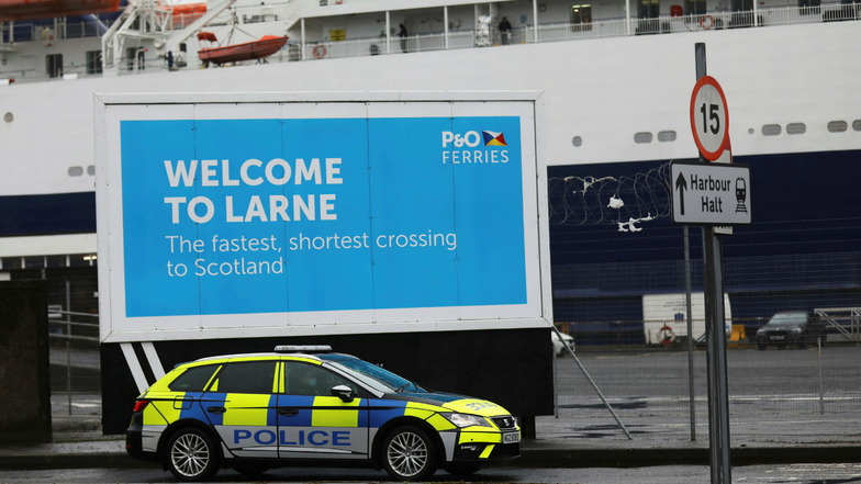 Ein Fahrzeug der Polizei patrouilliert im Hafen von Larne. Die Behörden in Nordirland haben nach Drohungen gegen das Grenzpersonal die Post-Brexit-Kontrollen ausgesetzt.