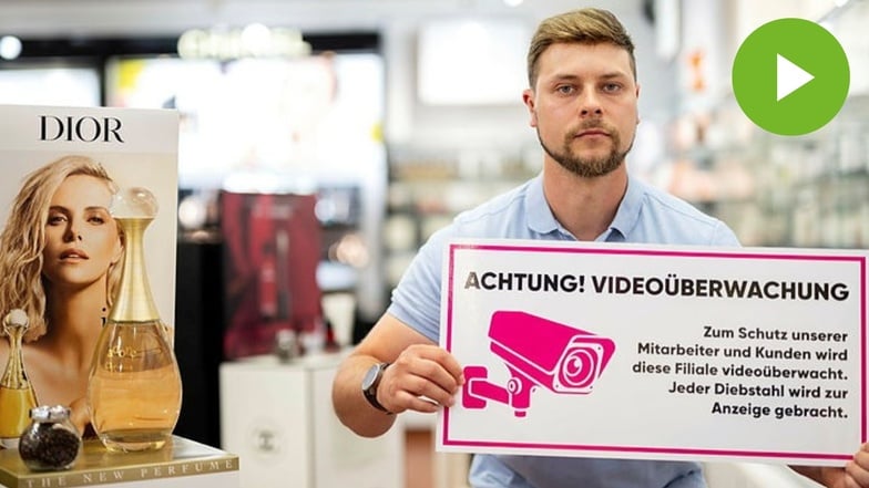 Dieses Schild soll potenzielle Diebe abschrecken, es ist keine Attrappe. Otto Thiemann hat in den Filialen seiner Parfümerie umfassende Videoüberwachung eingeführt.