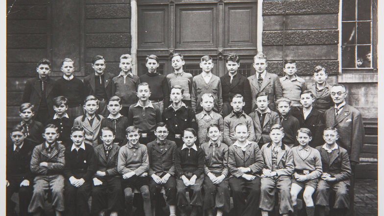 Die Abschlussklasse von 1942 von der 10. Volksschule in der Marschallstraße. Die meisten sind verschollen. Nur Manfred Rieger
(untere Reihe 3. v. r.) und Siegfried Ringl (mittlere Reihe 5. v. r.) blieben in Kontakt.