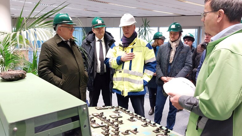 Über die Leag-Pläne zur Transformation der Energiestandorte hatte sich EU-Kommissar Nicolas Schmit (li.) 2022 im Kraftwerk Boxberg informiert – allerdings vor dem historischen Leitstand aus den 70er-Jahren.