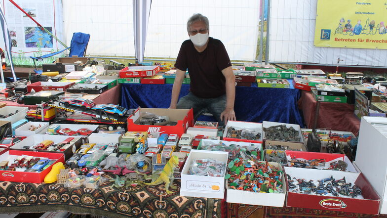 Thomas Finck bietet altes DDR-Spielzeug, Figuren und Autos auf dem Flohmarkt an.