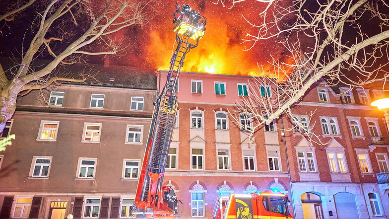 Etwa 80 Feuerwehrleute aus Pirna und Heidenau sind im Einsatz.