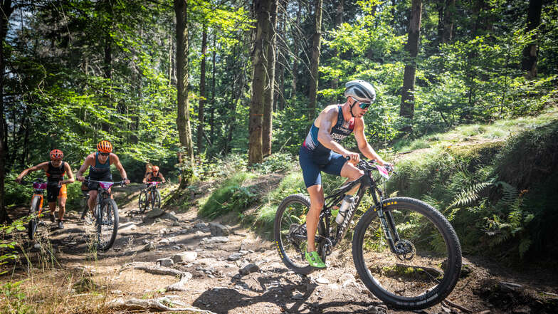 Auf dem Fahrrad wird die zweite Etappe bestritten. "Höhepunkt" der Tour ist der Hochwald.